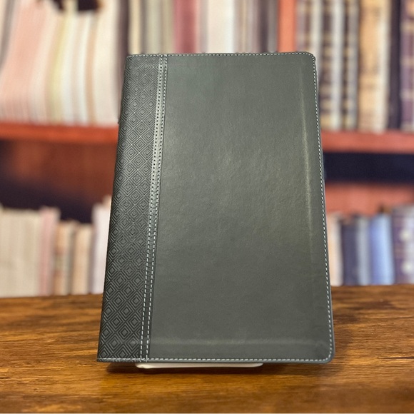 NIV, Thinline Reference Bible, Large Print, Leathersoft, Gray ISBN 9780310449584 - Picture 8 of 11